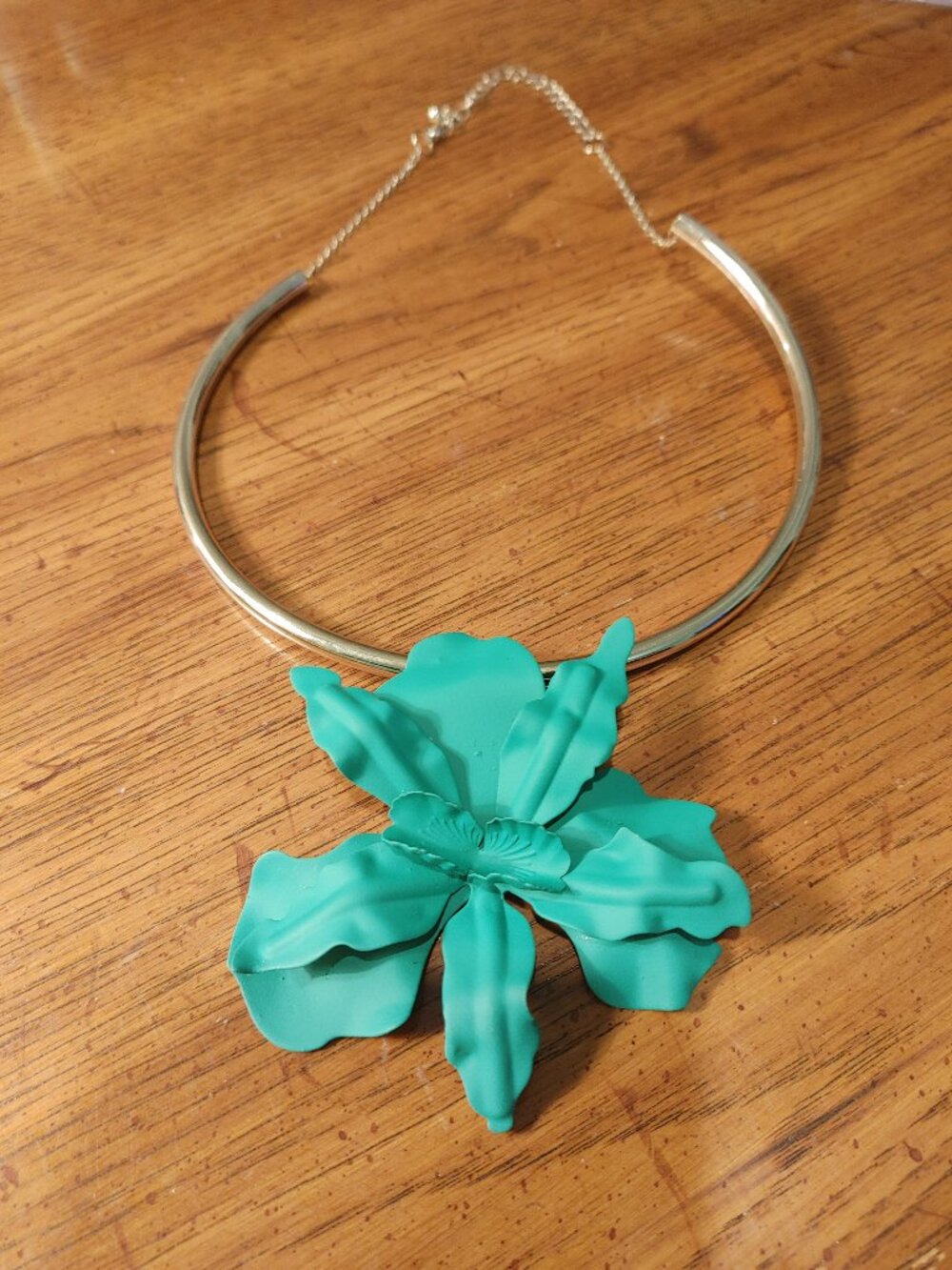 Turquoise/green colored flower necklace